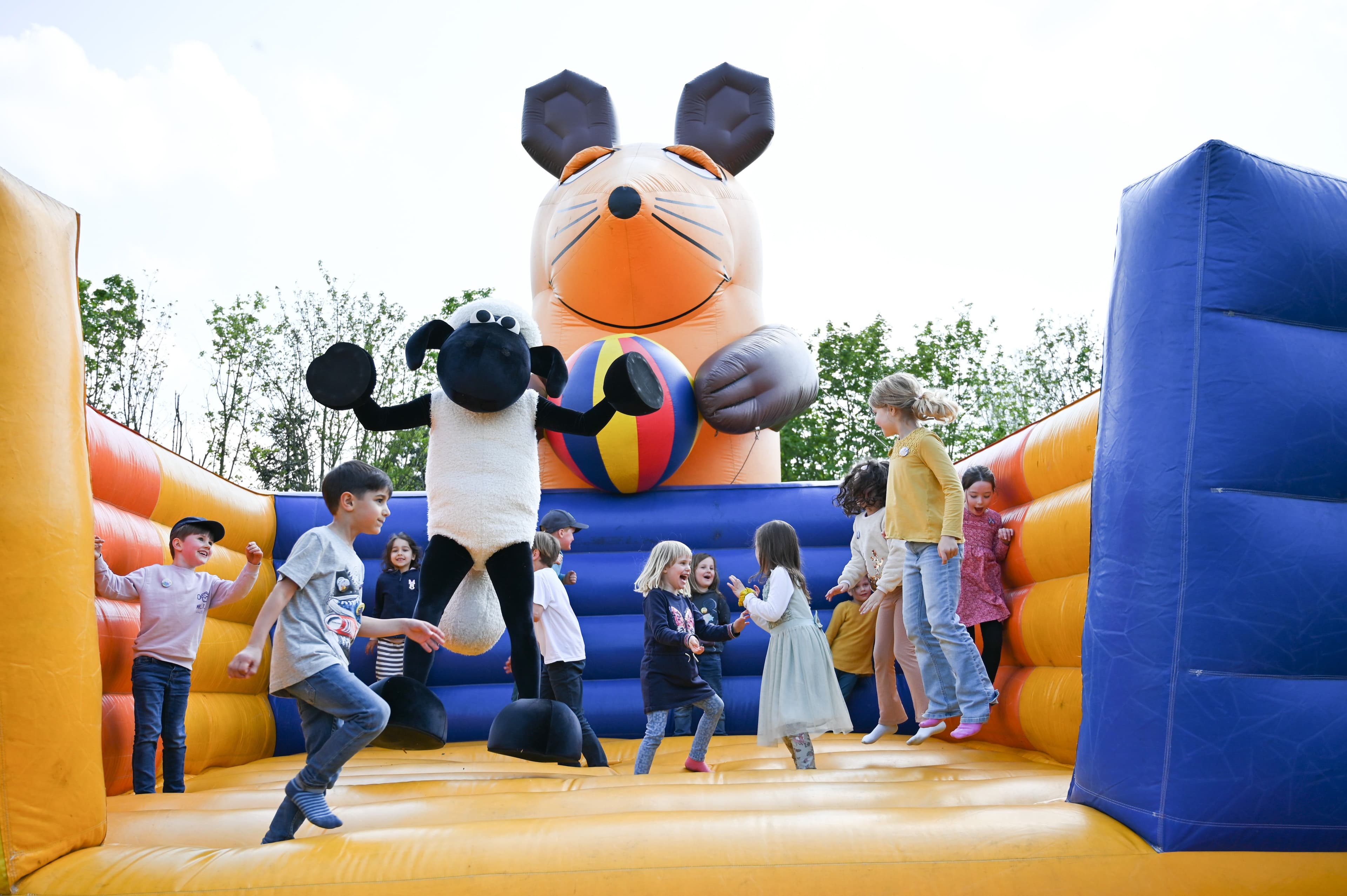 Hüpfburg mit Shaun dem Schaf und der Maus.