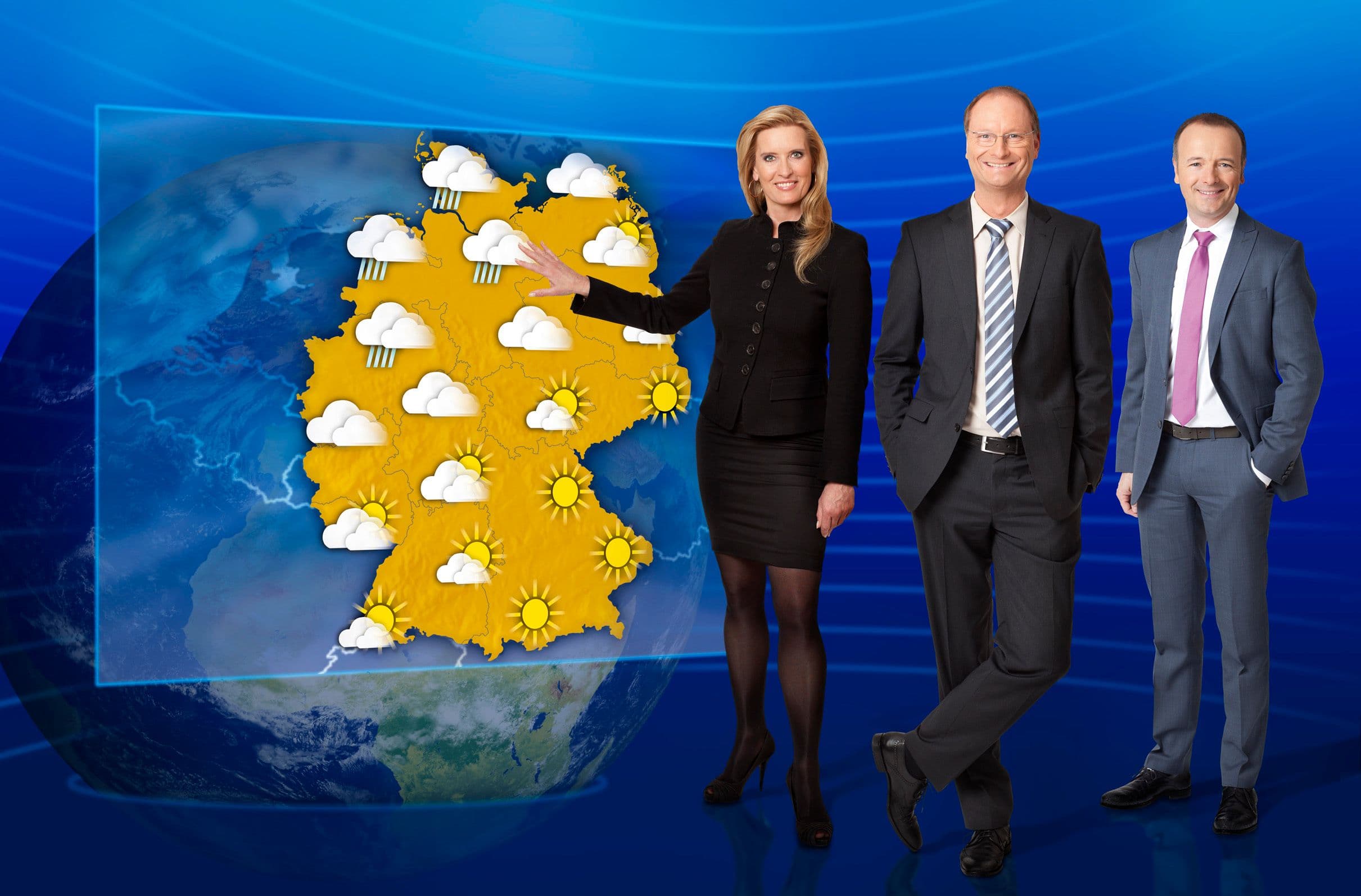 Zwei Wettermoderatoren und eine Moderatorin stehen neben der Wetterkarte. | Bildquelle: ARD Foto Zwei Wettermoderatoren und eine Moderatorin stehen neben der Wetterkarte.