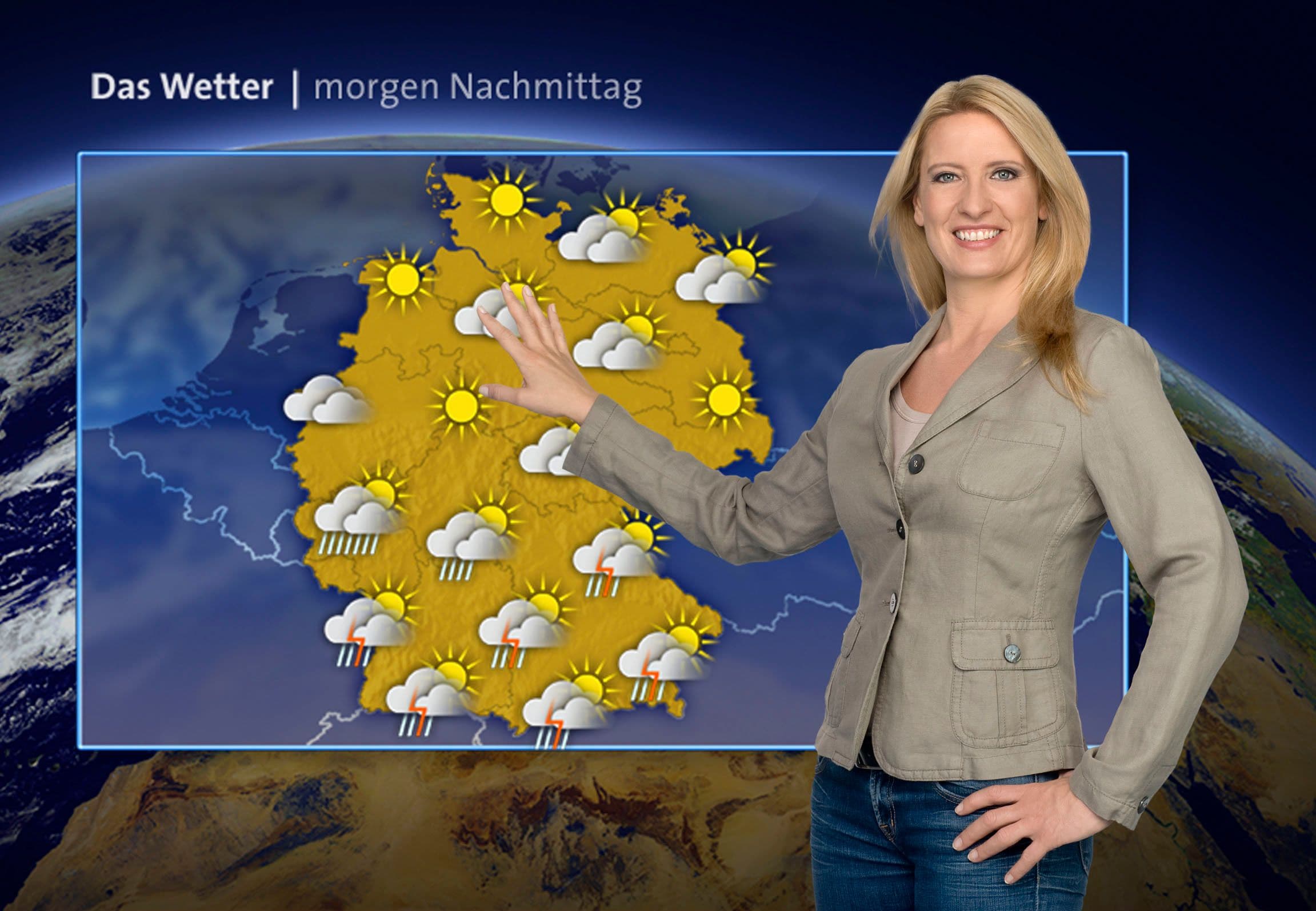 Die Wettermoderatorin Claudia Kleinert steht neben der Wetterkarte. | Bildquelle: ARD Foto Die Wettermoderatorin Claudia Kleinert steht neben der Wetterkarte.