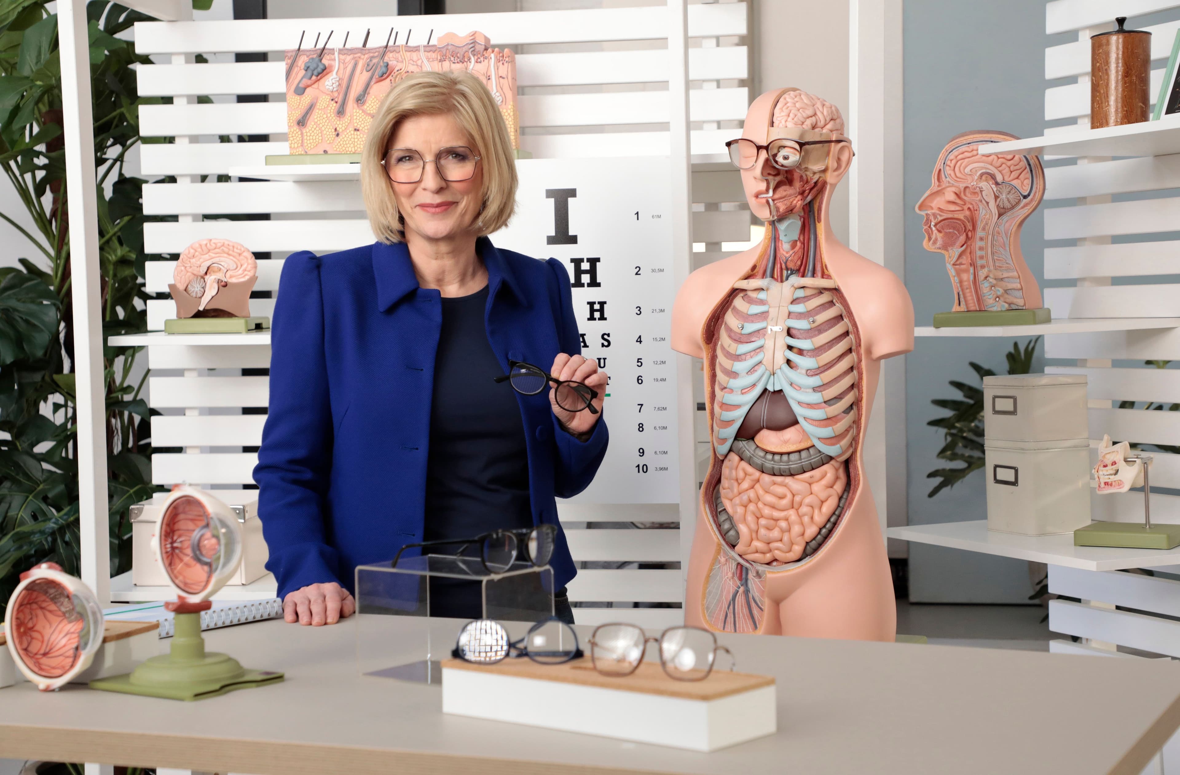 Susanne Holst posiert neben einem anatomischen Modell. | Bildquelle: ARD Foto Susanne Holst posiert neben einem anatomischen Modell.