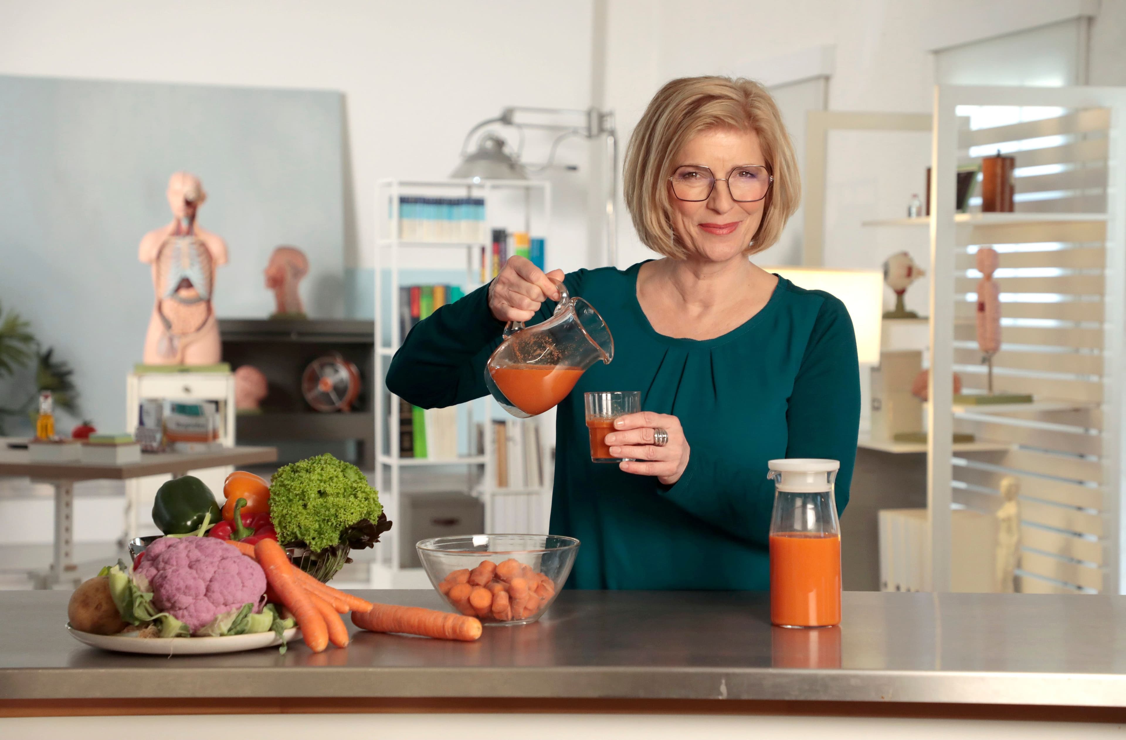 Susanne Holst posiert mit einer Karaffe Gemüsesaft. | Bildquelle: ARD Foto Susanne Holst posiert mit einer Karaffe Gemüsesaft.