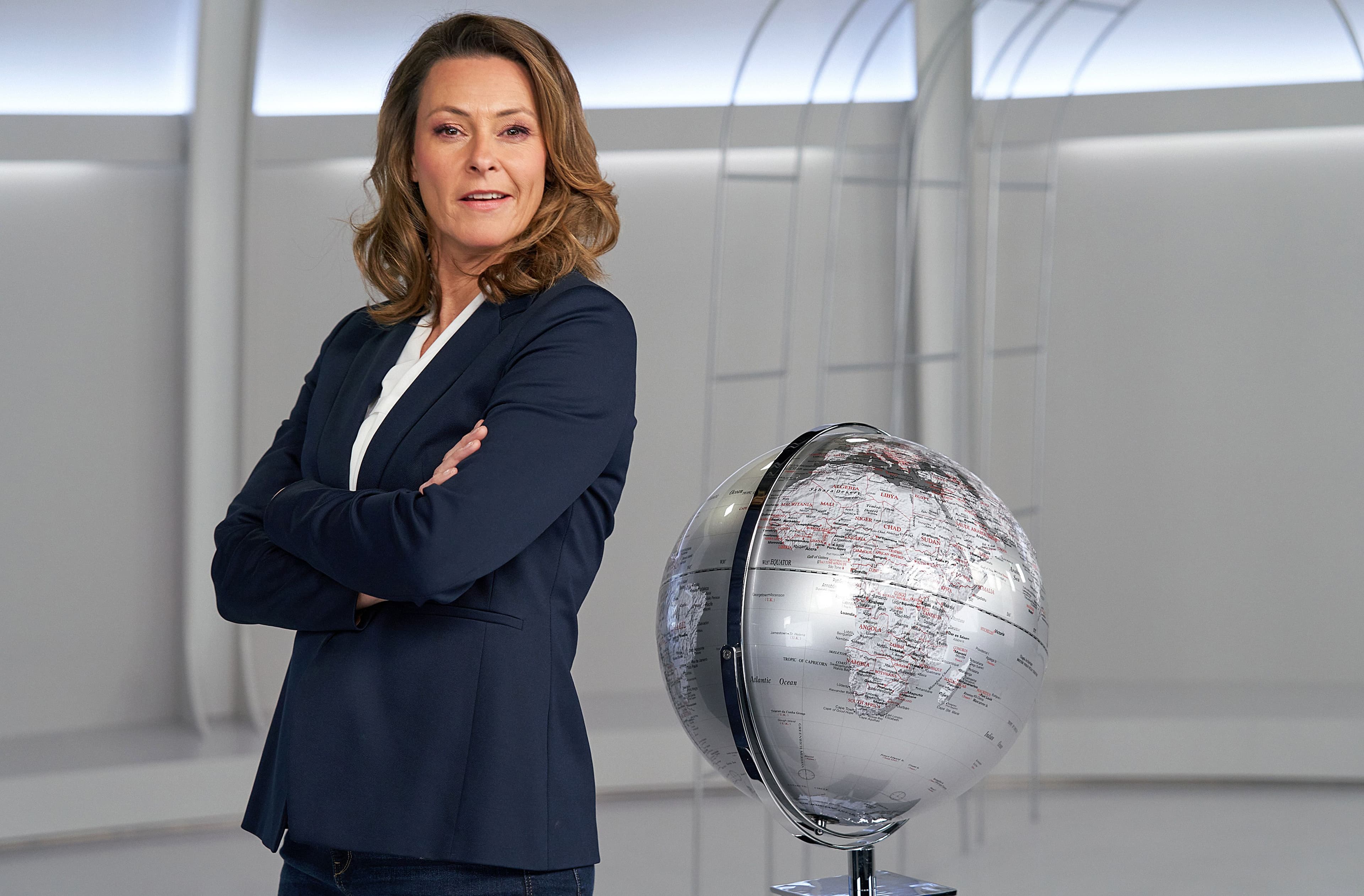 Anja Reschke posiert neben einem Globus. | Bildquelle: WDR/ARD Foto Anja Reschke posiert neben einem Globus.