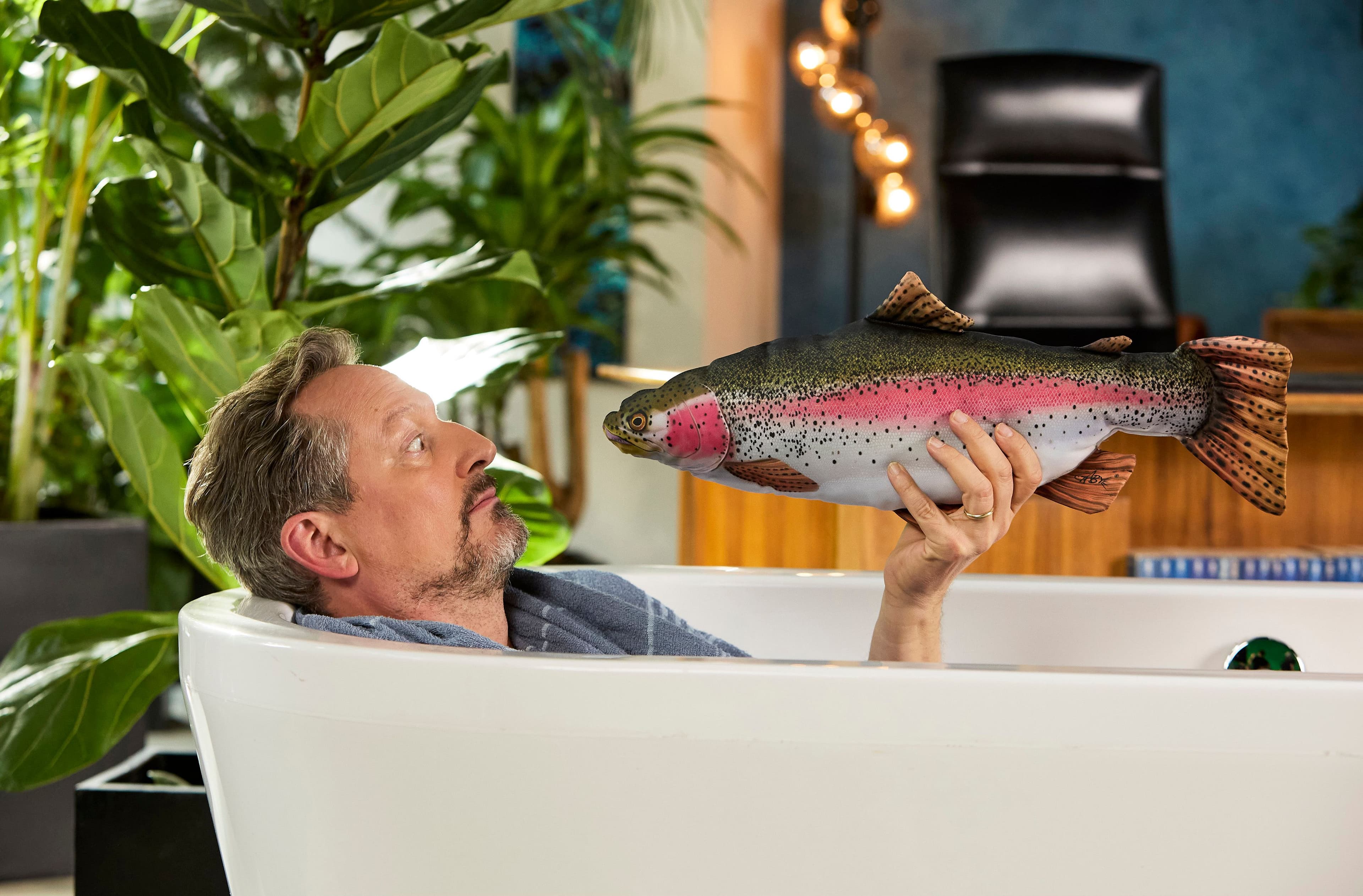 Dr. Eckart von Hirschhausen  sitzt in der Badewanne und hält einen Fisch in der Hand. | Bildquelle: ARD Foto Dr. Eckart von Hirschhausen  sitzt in der Badewanne und hält einen Fisch in der Hand.