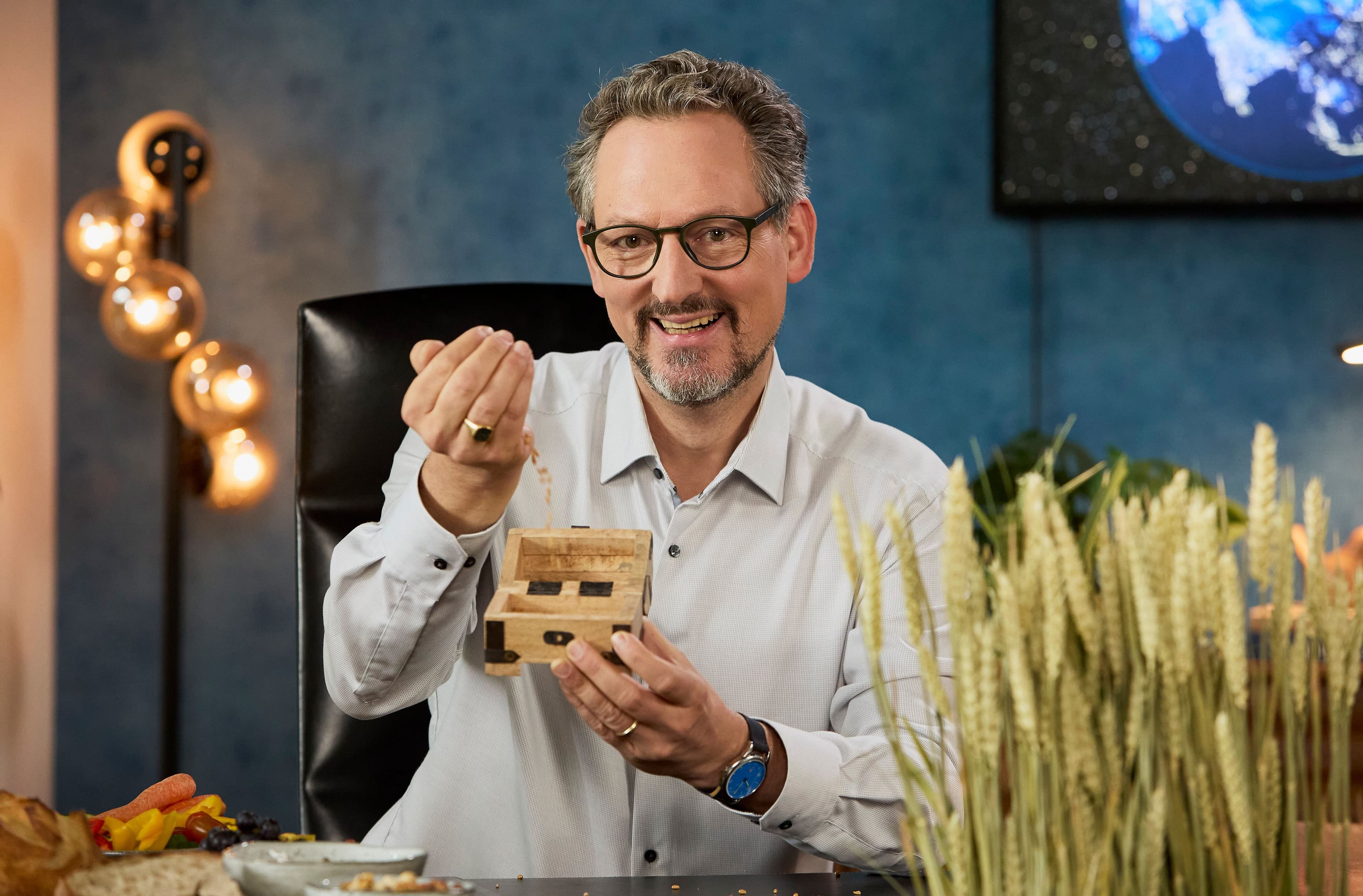 Eckart von Hirschhausen hält eine Schachtel in der Hand. | Bildquelle: ARD Foto Eckart von Hirschhausen hält eine Schachtel in der Hand.