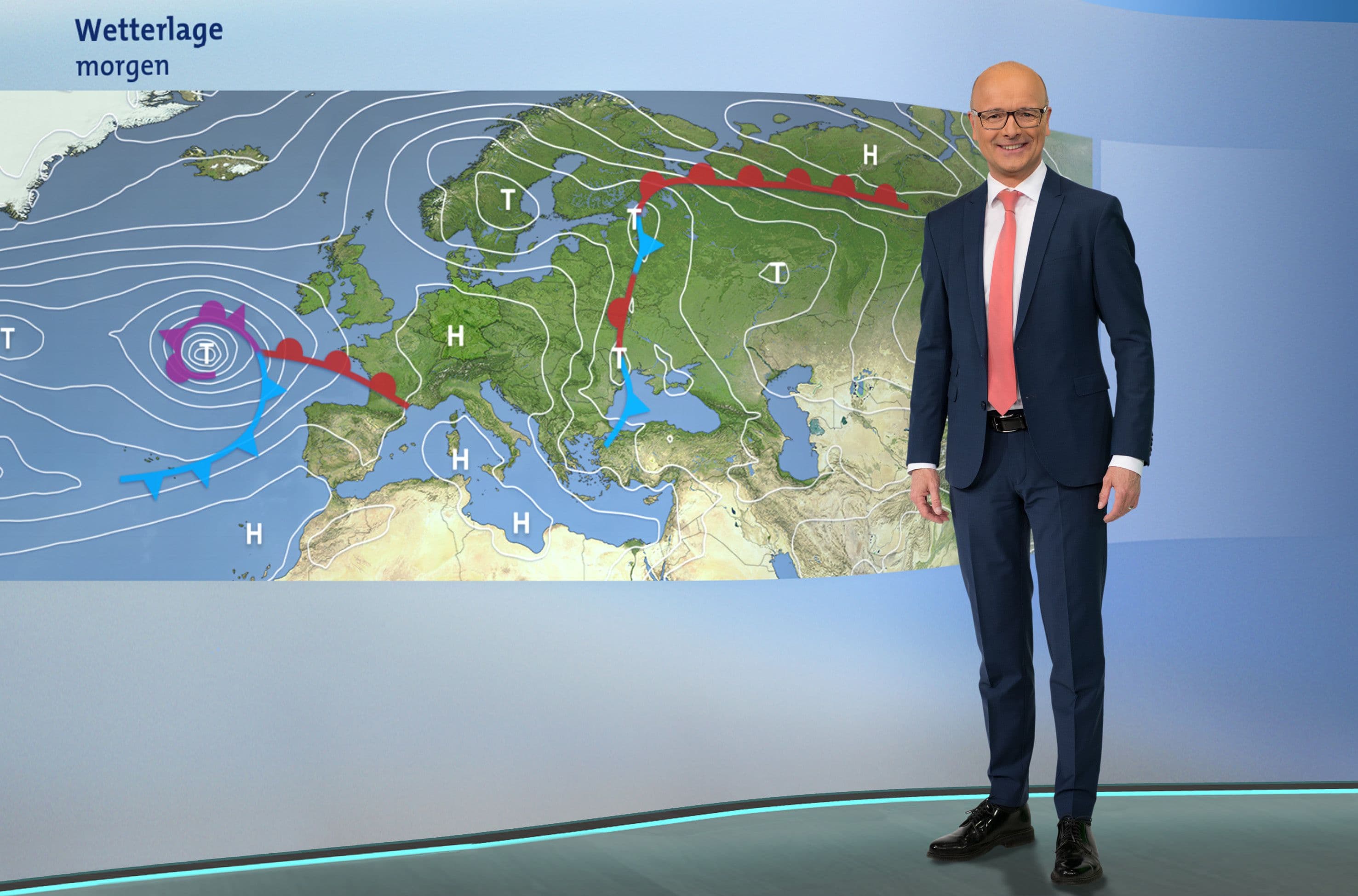 Wettermoderator Karsten Schwanke steht neben der Wetterkarte. | Bildquelle: WDR/ARD Foto Wettermoderator Karsten Schwanke steht neben der Wetterkarte.
