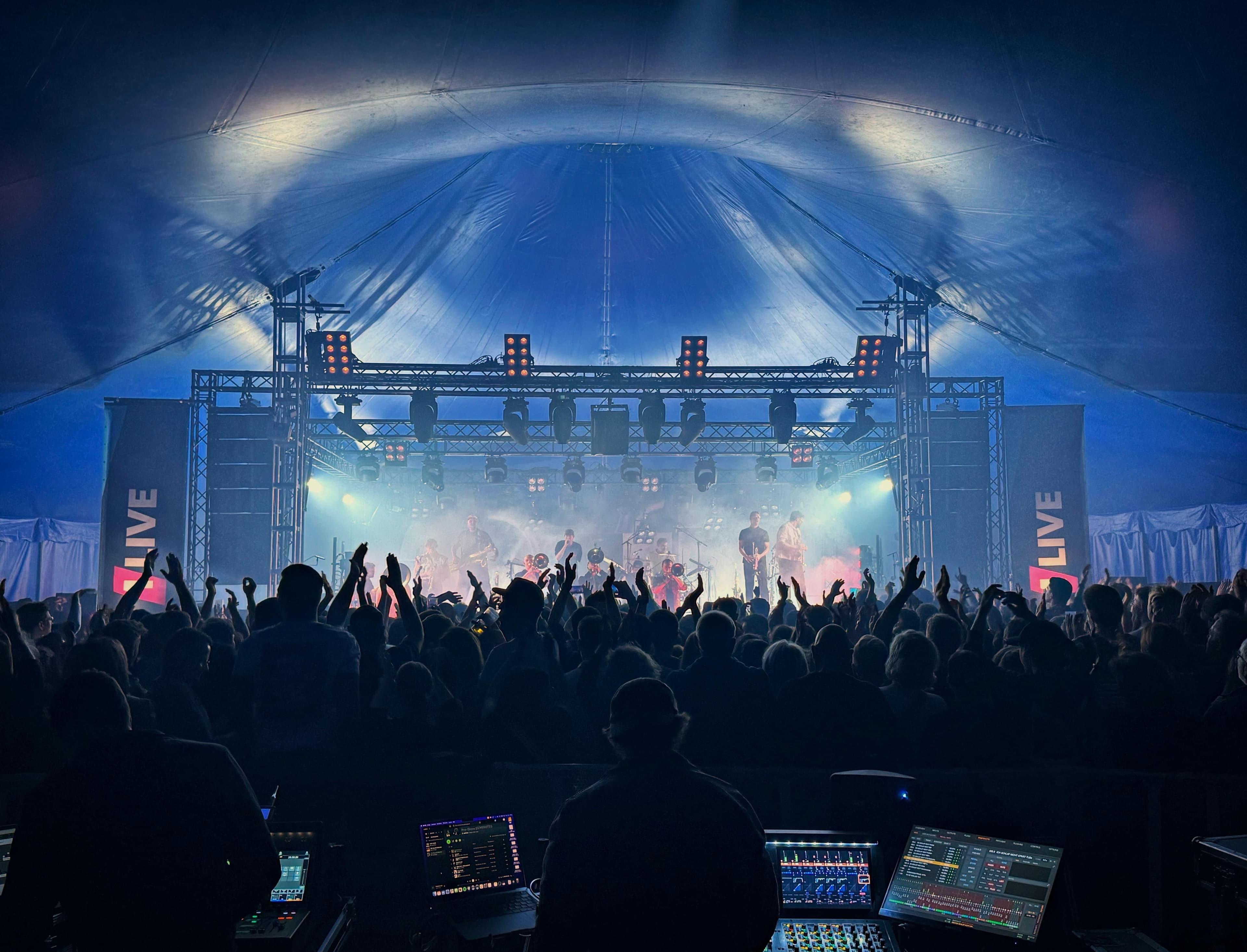 Publikum vor der Bühne beim Querbeat-Konzert 1LIVE Absolut Aachen in Aachen. | Bildquelle: Daniel Ringsdorf Publikum vor der Bühne beim Querbeat-Konzert 1LIVE Absolut Aachen in Aachen.