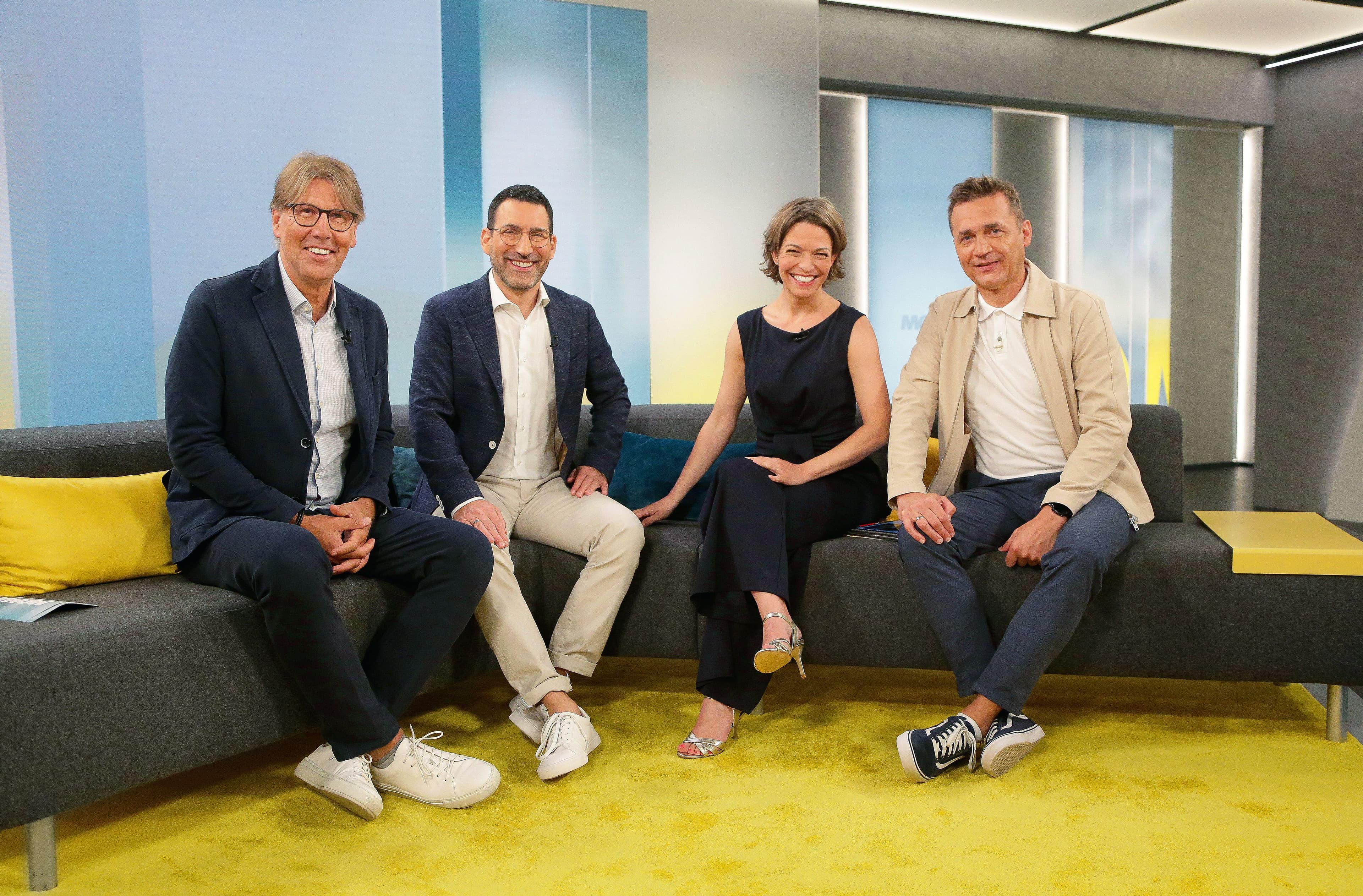 Das Moma-Team sitzt auf dem Sofa. | Bildquelle: ARD Foto Das Moma-Team sitzt auf dem Sofa.