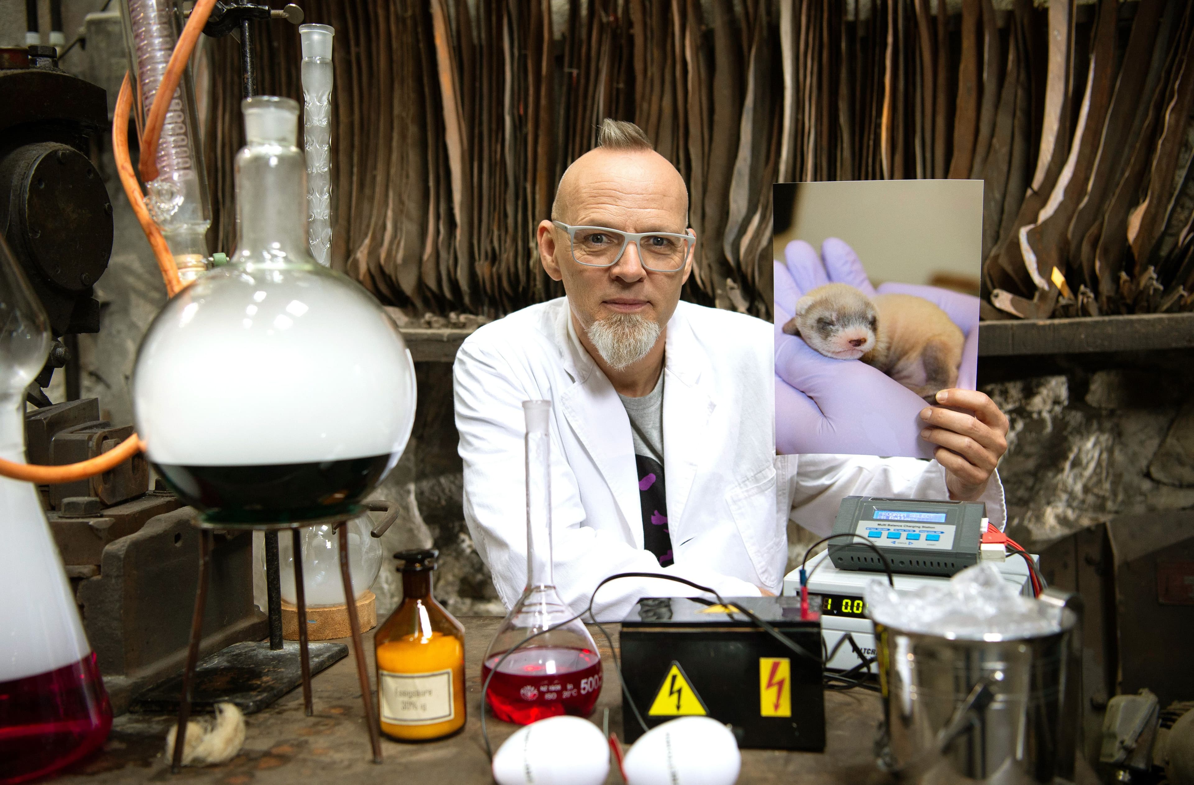 Thomas D. führt Experimente durch. | Bildquelle: ARD Foto Thomas D. führt Experimente durch.