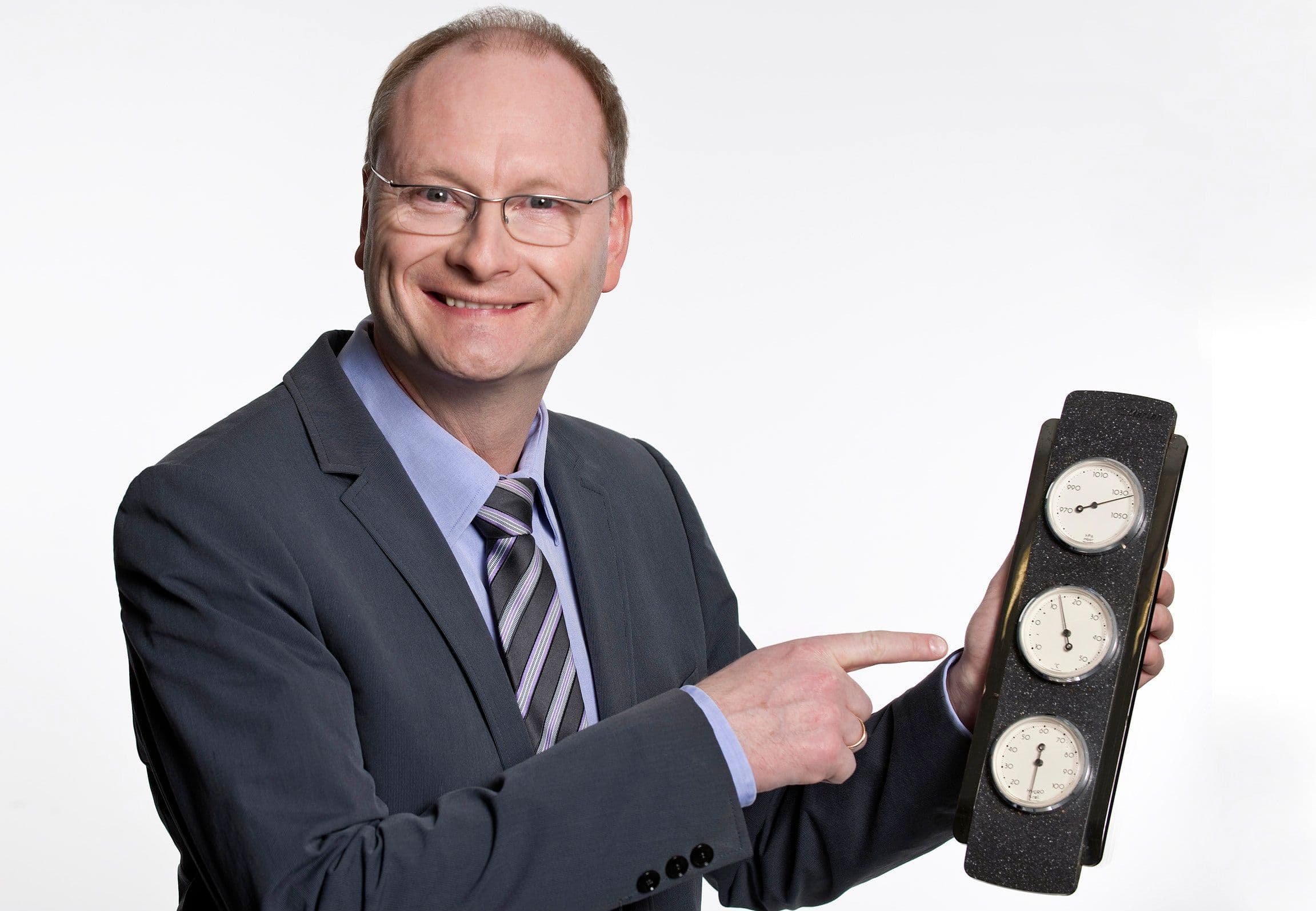 Sven Ploeger hält ein Barometer in der Hand. | Bildquelle: ARD Foto Sven Ploeger hält ein Barometer in der Hand.