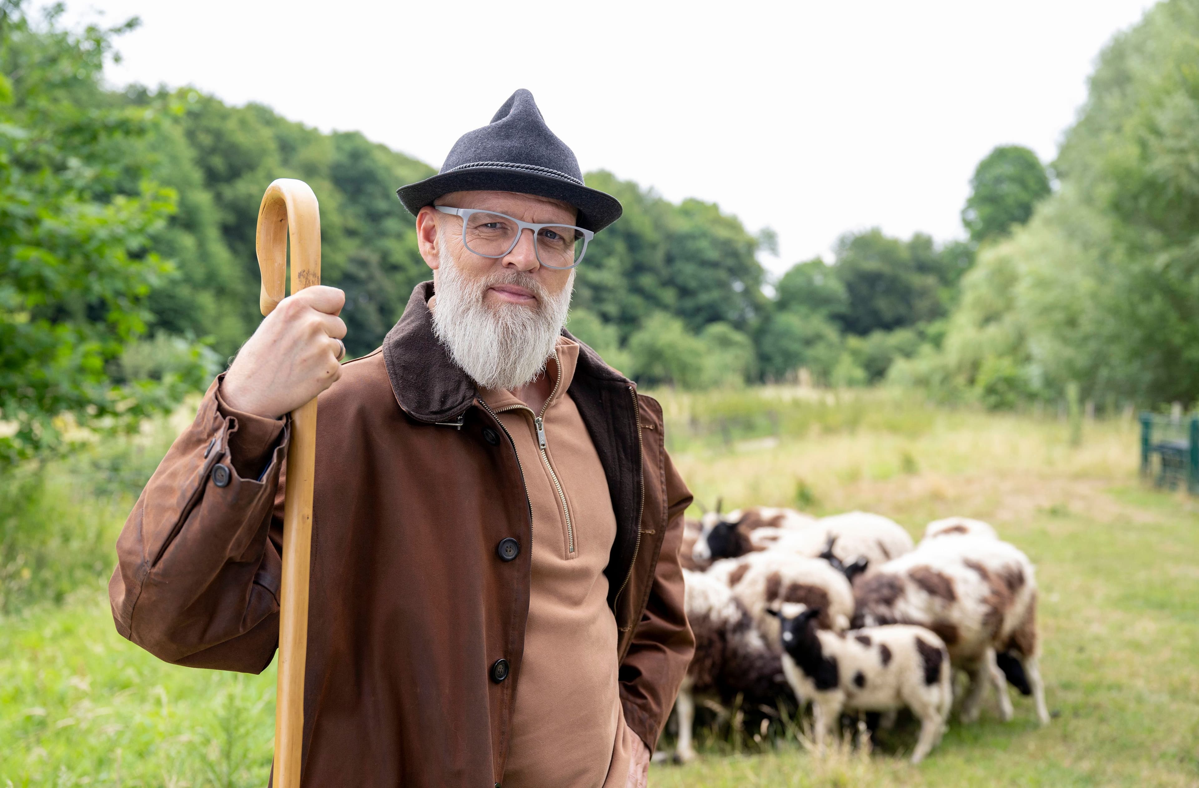 Thomas D. posiert als Schäfer verkleidet. Im Hintergrund sind Kühe zu sehen. | Bildquelle: ARD Foto Thomas D. posiert als Schäfer verkleidet. Im Hintergrund sind Kühe zu sehen.