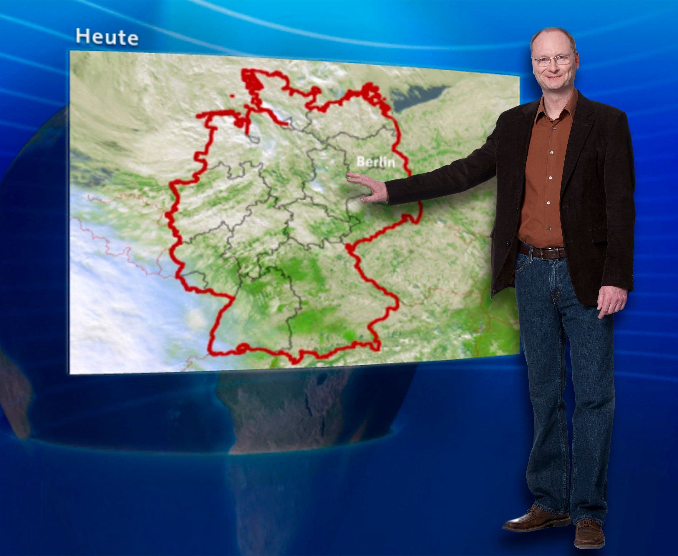 Wettermoderator Sven Ploeger steht neben der Wetterkarte. | Bildquelle: WDR/ARD Foto Wettermoderator Sven Ploeger steht neben der Wetterkarte.