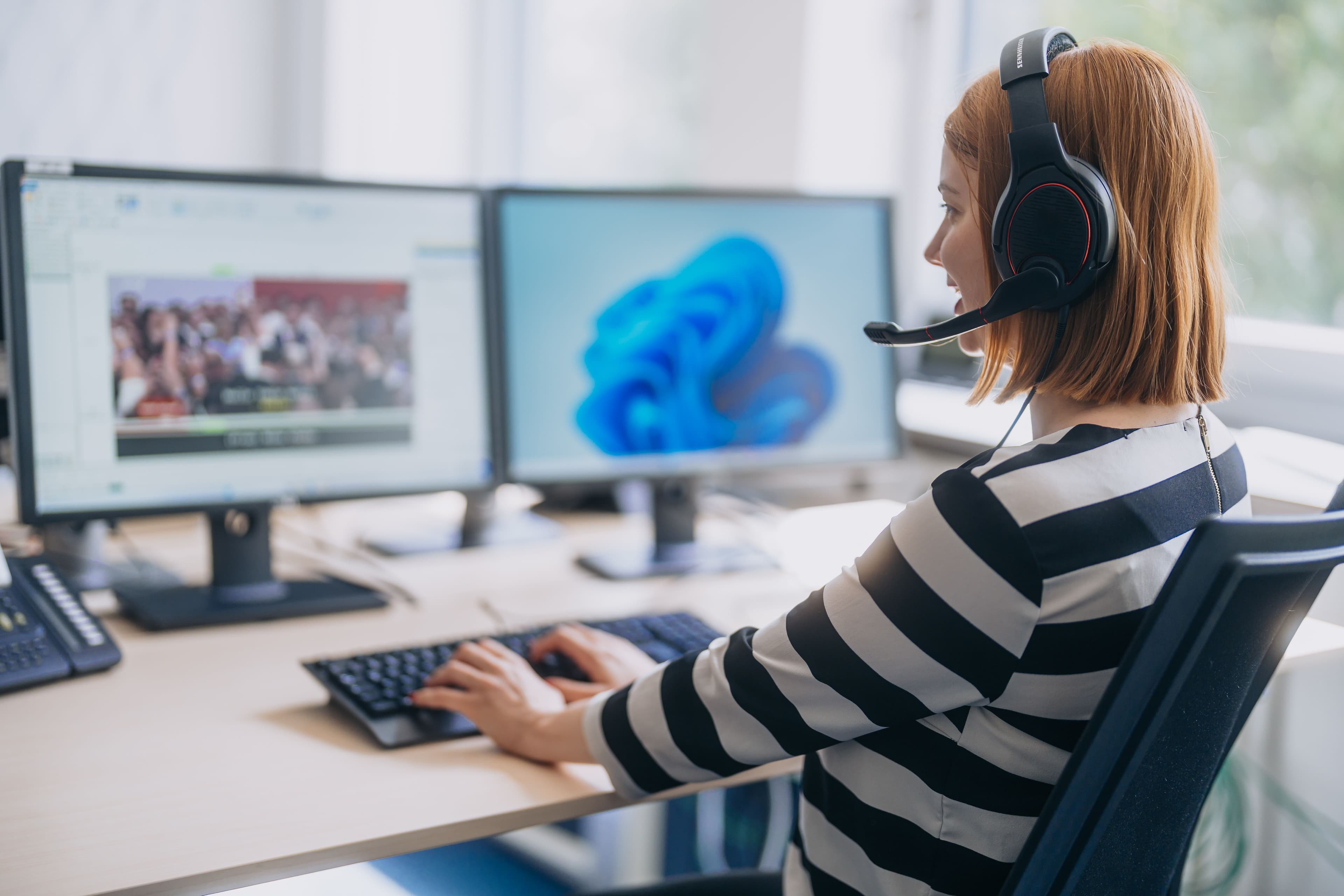 Das Bild zeigt eine Frau mit Kopfhörern, die an einem Computer sitzt. | Bildquelle: WDR mediagroup Das Bild zeigt eine Frau mit Kopfhörern, die an einem Computer sitzt.