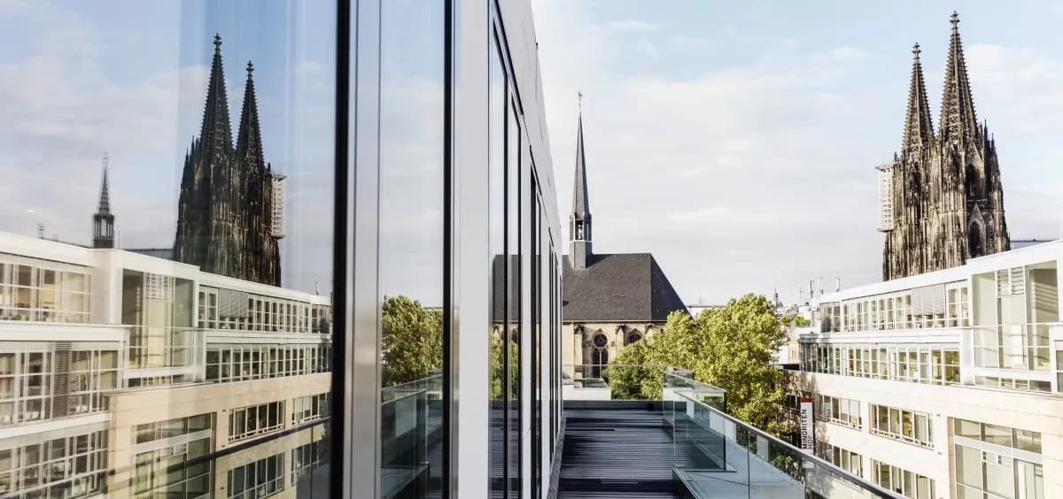 Blick auf den Dom am Haupthaus der Ludwigstraße vorbei