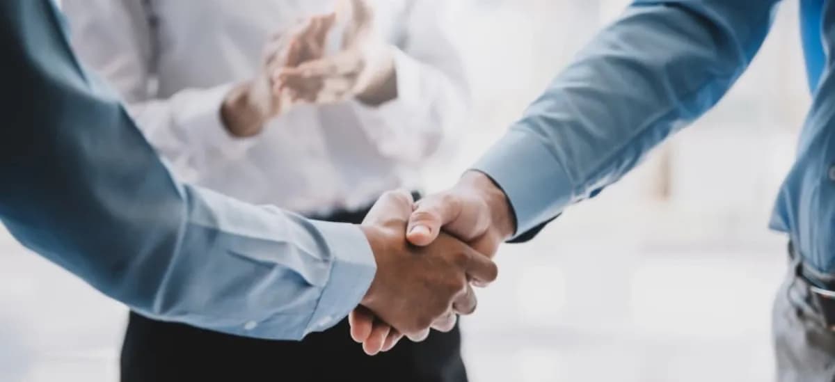 Zwei Hände werden geschüttelt.