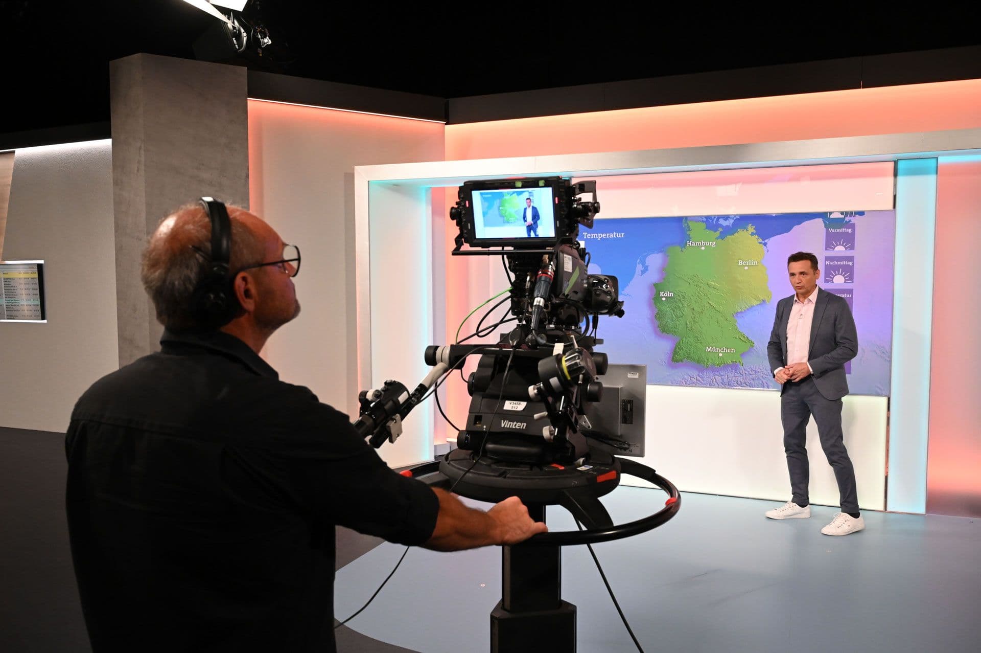 Der Kameramann filmt den Wettermoderator. | Bildquelle: ARD Foto Der Kameramann filmt den Wettermoderator.