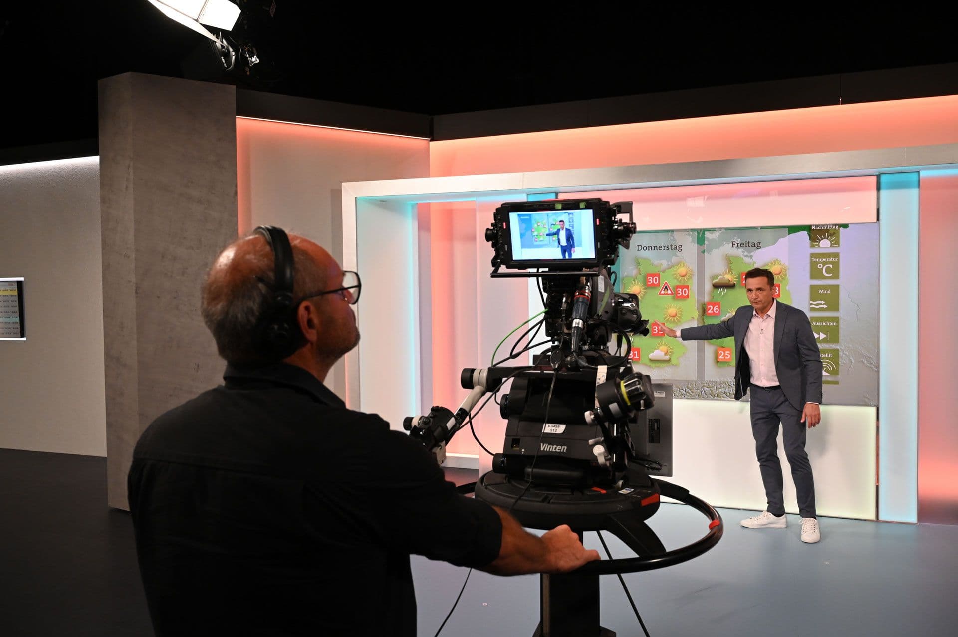 Kameramann filmt Wetter-Moderator | Bildquelle: ARD Foto Kameramann filmt Wetter-Moderator