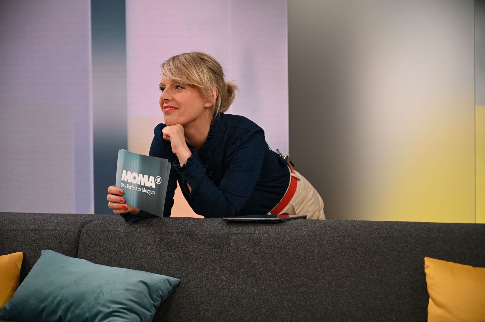 Moma-Moderatorin Julia Schöning posiert. | Bildquelle: ARD Foto Moma-Moderatorin Julia Schöning posiert.