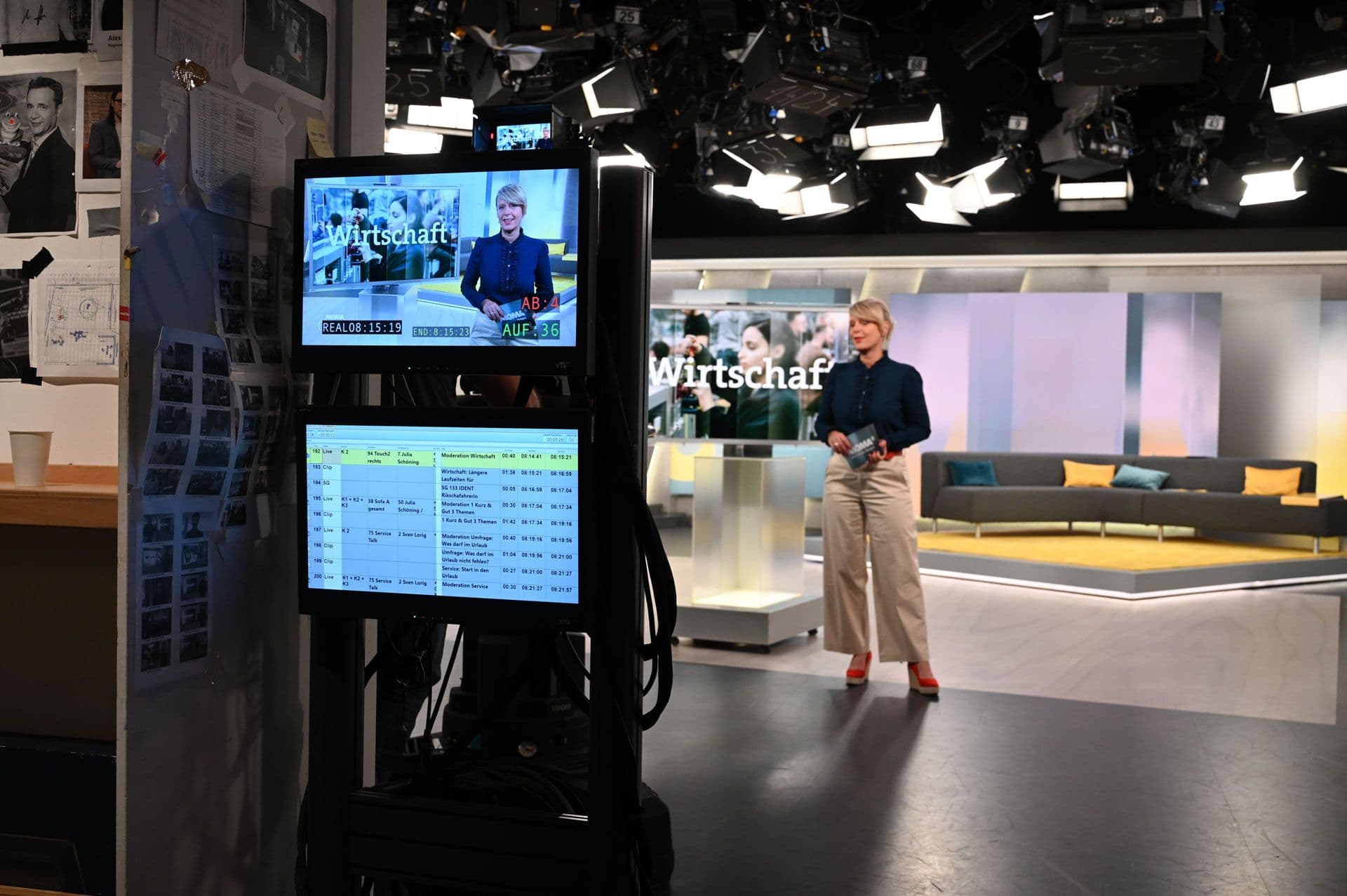 Moma presenter Julia Schöning stands in front of the camera. | Bildquelle: ARD Foto Moma presenter Julia Schöning stands in front of the camera.