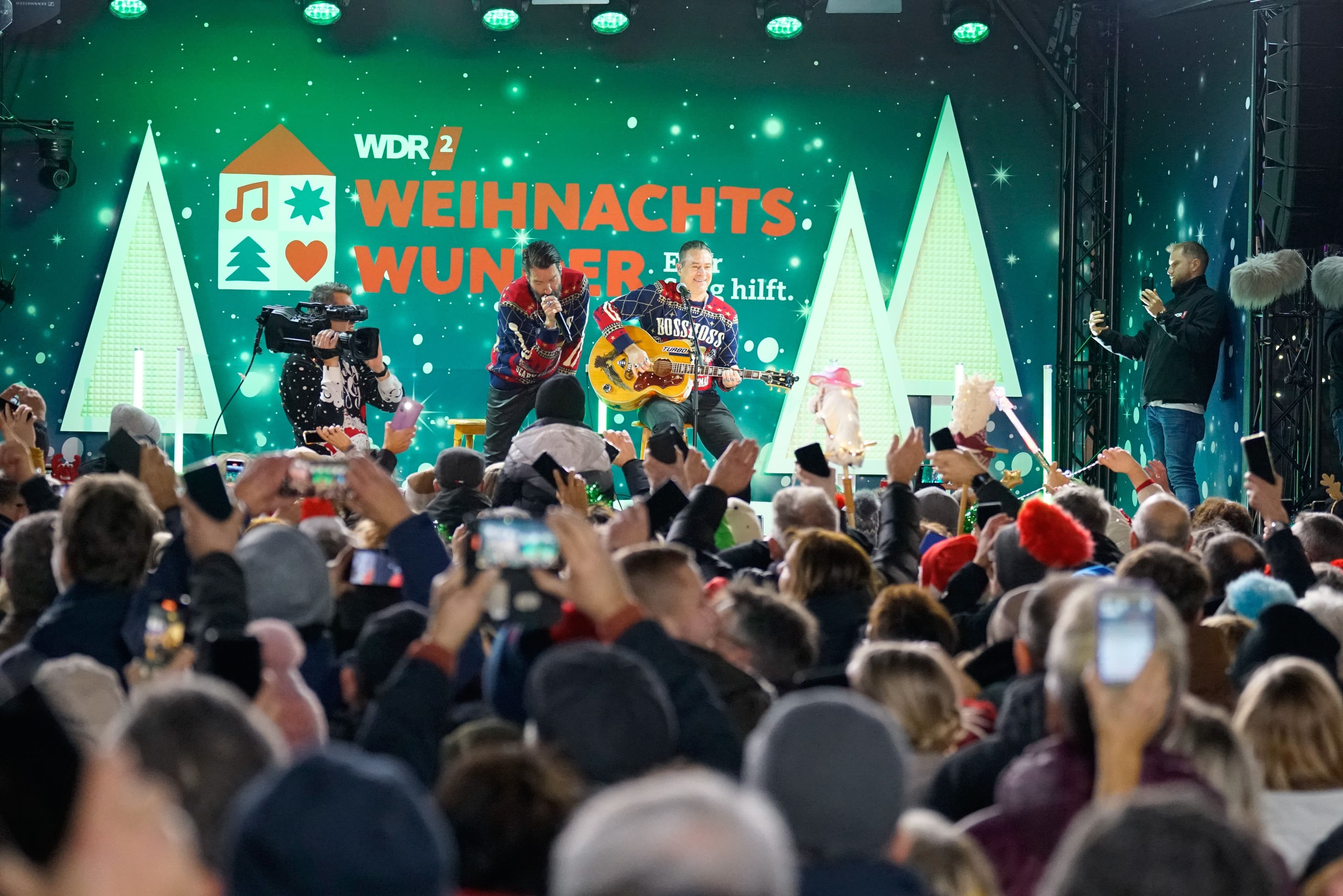 Die Bühne der WDR 2-Weihnachtswundershow ist von Zuschauern umgeben. | Bildquelle: WDR 2/WDR mediagroup GmbH Die Bühne der WDR 2-Weihnachtswundershow ist von Zuschauern umgeben.