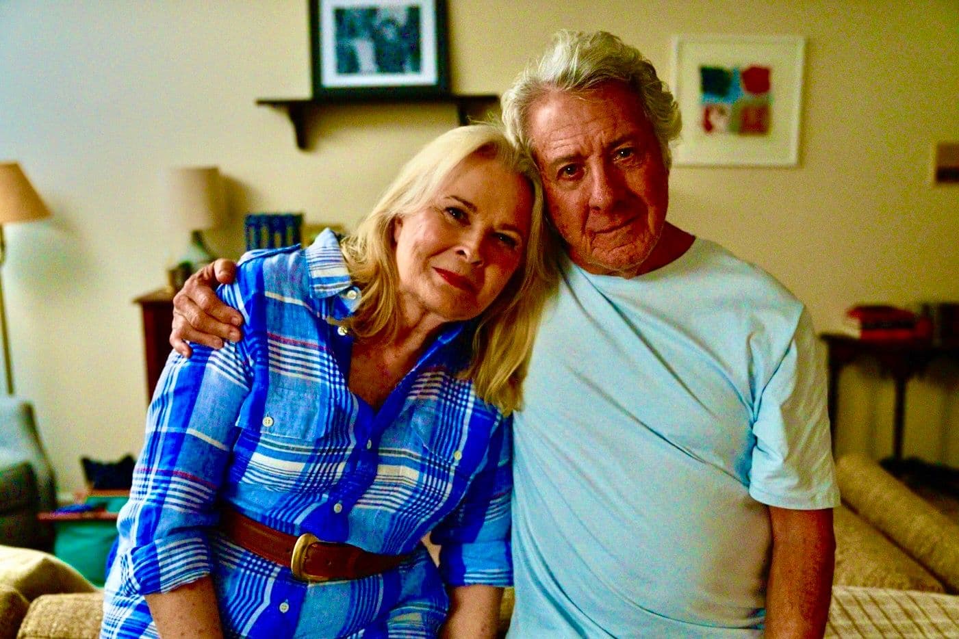 Dustin Hoffman und Candice Bergen lehnen ihre Köpfe aneinander. | Bildquelle: ©2026 Telepool Dustin Hoffman und Candice Bergen lehnen ihre Köpfe aneinander.