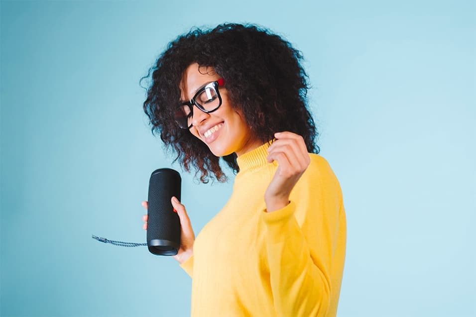 Eine Frau in einem gelben Pullover tanzt und hält eine Boombox in der Hand. | Bildquelle: WDR mediagroup GmbH Eine Frau in einem gelben Pullover tanzt und hält eine Boombox in der Hand.
